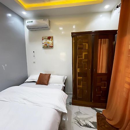 Villa Adja Nafy A Saly Gandigal Exteriör bild