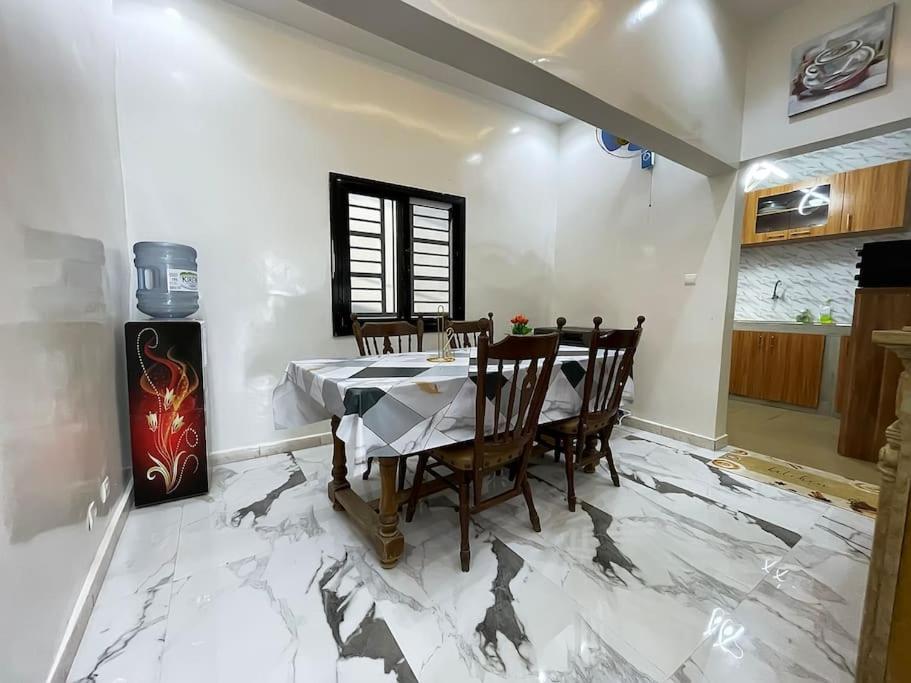 Villa Adja Nafy A Saly Gandigal Exteriör bild