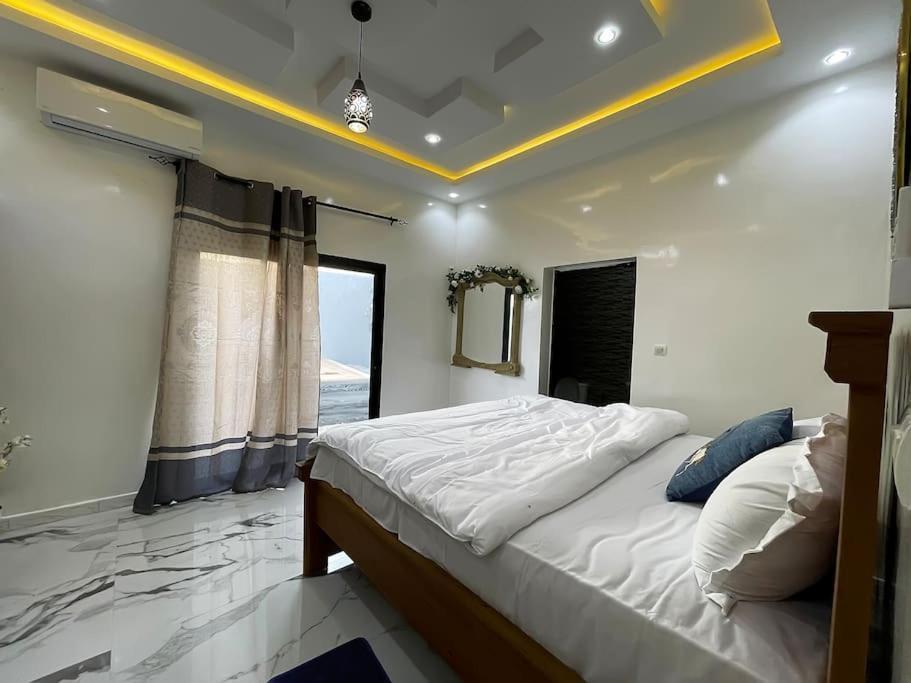 Villa Adja Nafy A Saly Gandigal Exteriör bild